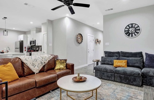 Waxahachie House | New*Waxahachie Walk Up, 8PPL. 1 Mi DWTN, 10 Min Nolan University+BS&W. Book Now!