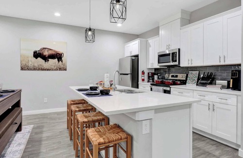 Waxahachie House | New*Waxahachie Walk Up, 8PPL. 1 Mi DWTN, 10 Min Nolan University+BS&W. Book Now!