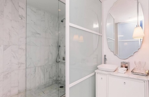 SoHo Hotel | New York Botanical Garden Tour! 2 Pet-friendly Suites with Living Room!