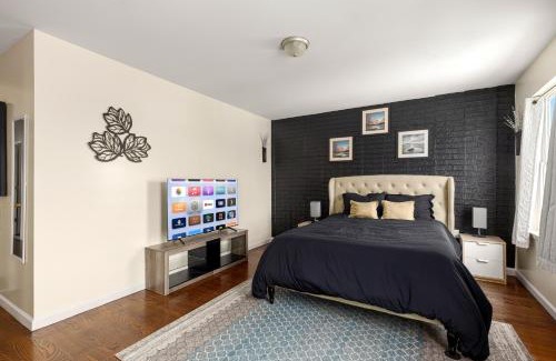 Newark House | Newark Gem 6BR, 5BA - Sleeps 24 - Walk to Prudential Center and Newark Penn Station, Near EWR and American Dream Mall, includes Parking - WiFi - Laundry - Backyard - Gym