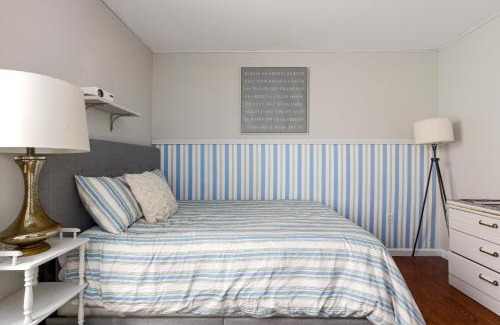 Newark House | Newark Gem 6BR, 5BA - Sleeps 24 - Walk to Prudential Center and Newark Penn Station, Near EWR and American Dream Mall, includes Parking - WiFi - Laundry - Backyard - Gym