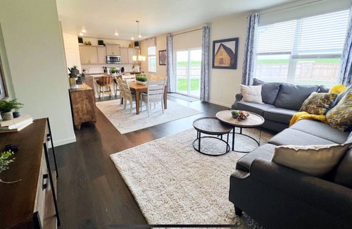 Windsor House | Newer build with 4 bedrooms, large backyard and beautiful mountain views.