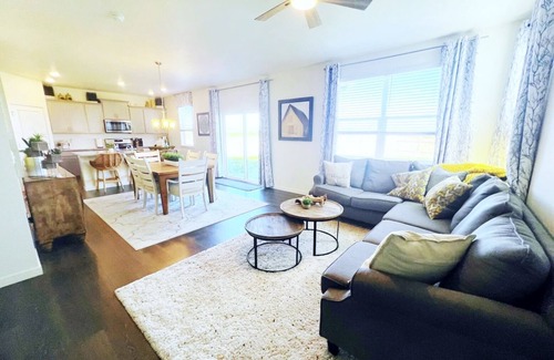 Windsor House | Newer build with 4 bedrooms, large backyard and beautiful mountain views.