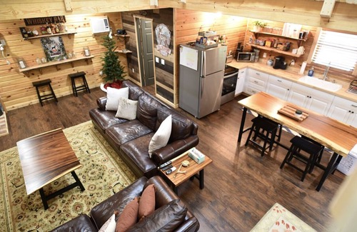 Inglis Cabin | Newly Built Rustic Cabin with all the amenities