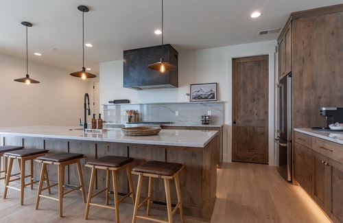 Driggs Condo | *Newly Built* The Basin Luxury Four Suites⁓Hot Tub ⁓ Downtown Driggs ⁓ Sleeps 28