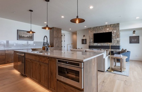 Driggs Condo | *Newly Built* The Basin Luxury Four Suites⁓Hot Tub ⁓ Downtown Driggs ⁓ Sleeps 28