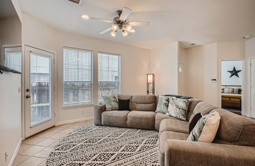 North Loop House | Newly Designed 3/2 Townhouse close to Domain/DT/SXSW Top Spots!