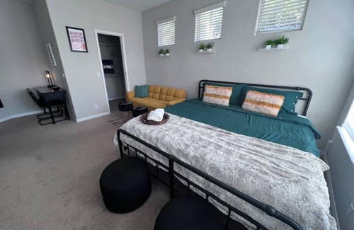 North Loop House | Newly Designed 3/2 Townhouse close to Domain/DT/SXSW Top Spots!