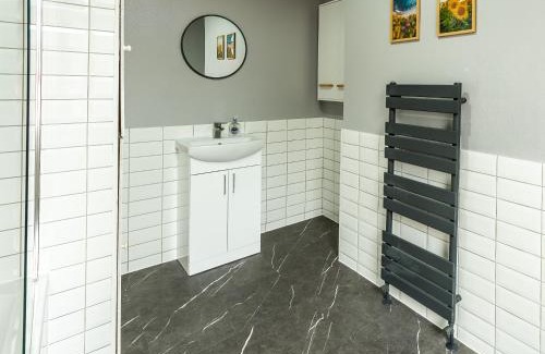 Eccles Apartment | Newly Furnished Cosy 3 bed 20mins from City Center