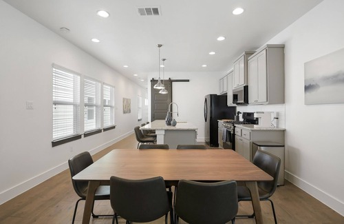 Mahncke Park House | Newly furnished near botanical garden/pearl/downtown - & playspace for the kids!