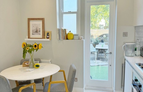 Holland Park Apartment | Newly Refurbished Luxury 3 Story Apartment with Terrace and Private Entrance