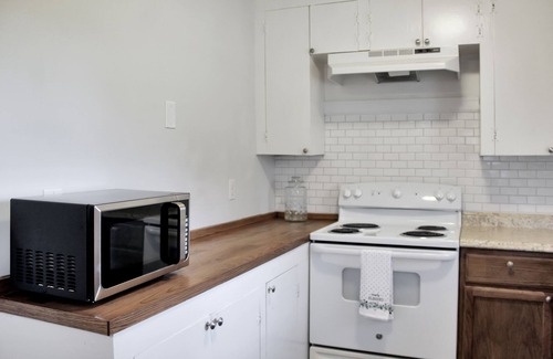 Marion House | Newly remodeled 2 bedroom minutes to downtown Marion