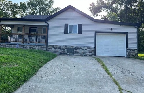 Kansas City House | Newly remodeled 3-bedroom, 2 bath house in Kansas City near Chiefs Stadium