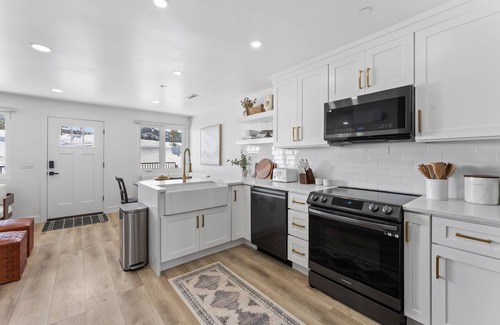 Gorgosa Condo | Newly remodeled, super location, views, walk to transit cen., chef's kitchen