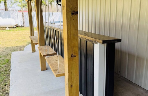 Northwest House | Newly Renovated 2-bedroom 2-bath Lakehouse with a Tiki Bar on Nettle Lake !
