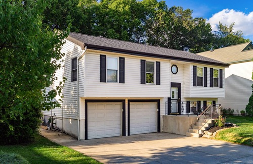 Columbus House | NEWLY RENOVATED 4 bed home w/back yard and deck