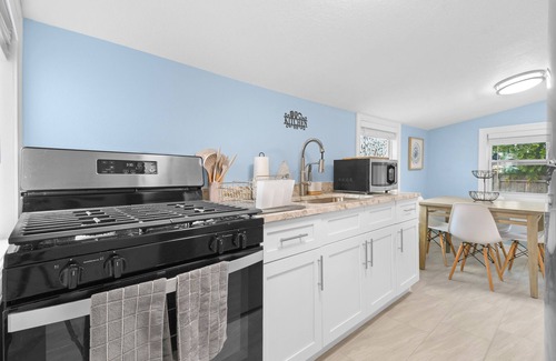 Historic Old Northeast House | Newly renovated Cottage! 1 mile from Downtown & St. Pete Pier