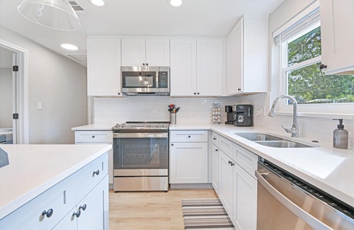 Seminole House | Newly Renovated + Close to Beaches + Firepit