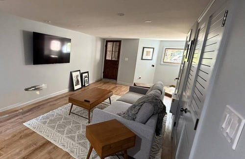 Bloomingdale Apartment | Newly Renovated English Basement Apartment in Beautiful Bloomingdale