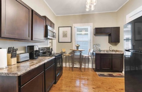 West End House | Newly Renovated-In Historic West End-Sleeps 8nn