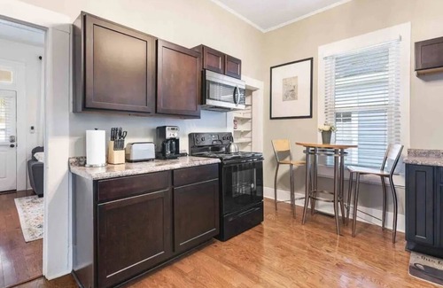 West End House | Newly Renovated-In Historic West End-Sleeps 8nn