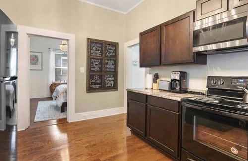 West End House | Newly Renovated-In Historic West End-Sleeps 8nn