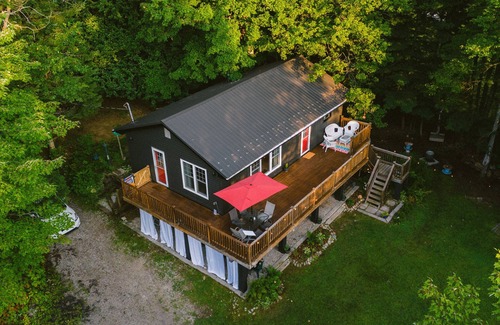 Bracebridge Cottage | Newly renovated luxury waterfront cottage, family and pet friendly. Sleeps 10.