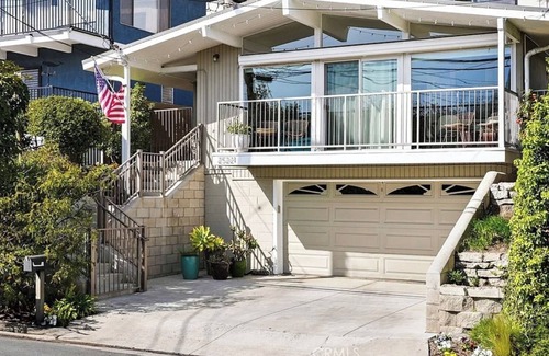 Lantern District House | Newly Renovated Mid-century - Walk to Harbor/Doheny! 🐾