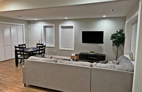 Roseland House | Newly renovated modern retreat just blocks from I-94