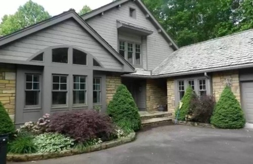 Banner Elk Ski Chalet | Newly Renovated Mtn Retreat in Elk River Community- 5 mins to downtown BannerElk