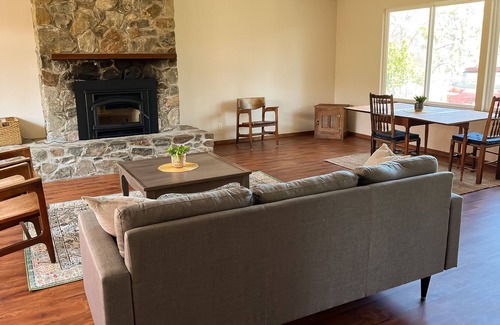 Grass Valley House | Newly renovated rural retreat space!