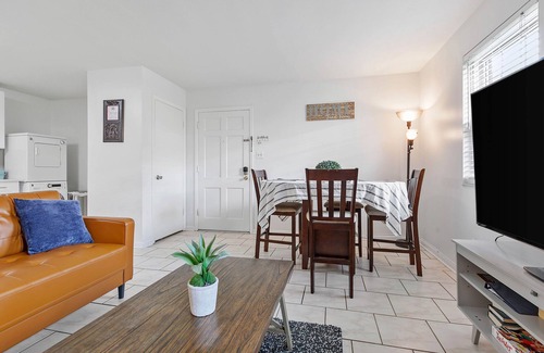 Palms West Condo | Newly renovatedTraditional Tally Charm 1 Mile From FSU Stadium