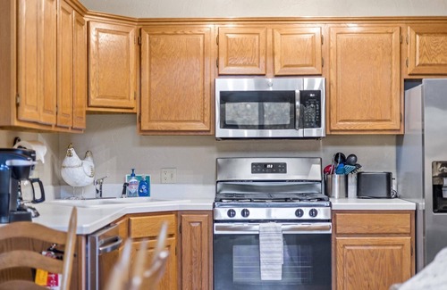 Red Lodge House | Next to club house, and less than 15 minutes to ski, Wi-Fi, dog friendly, & Hot Tub -Putter`s Inn