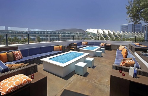 Gaslamp Quarter Hotel | Next to Gaslamp Archway! 3 Luxury Units! Bike Rental, Onsite Pool, Parkling!