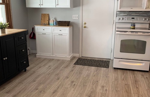Ashwaubenon House | NFL Draft, 3-bedroom house Green Bay easy walk to Titletown w/parking, WiFi