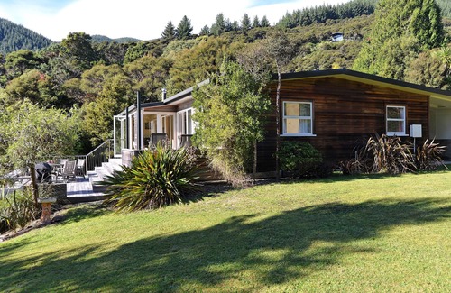 Moetapu Bay Cottage | Ngaire's Haven - Mahau Sound Holiday Home