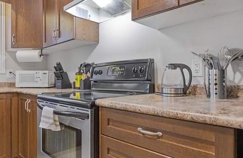 Thorold House | Niagara Retreat|HotTub|Sauna|Games|15 Min to Falls