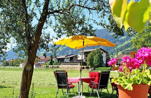 Zell am Ziller Villa | Nice apartment in villa for 2 guests with WIFI, TV, terrace, pets allowed and parking