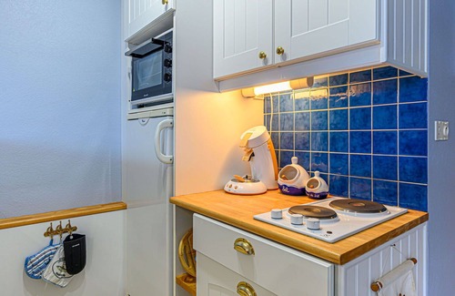 Locmariaquer Apartment | Nice apartment for 4 guests with TV and balcony
