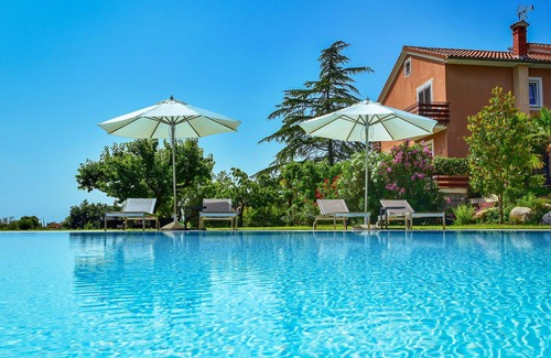 Kastelir-Labinci Apartment | Nice apartment for 6 people with pool, WIFI, A/C, TV and patio