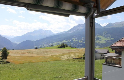 Grisons Apartment | Nice apartment for 8 guests with WIFI, TV and balcony