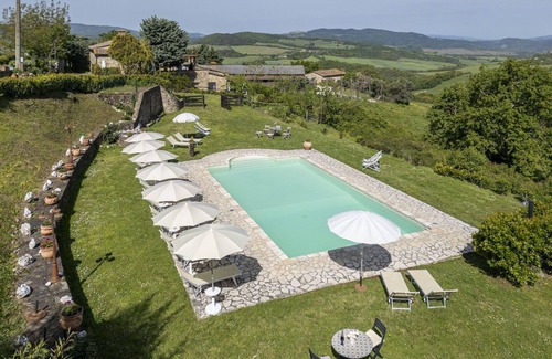 Radicondoli Villa | Nice apartment in villa for 4 people with pool, WIFI, veranda and panoramic view