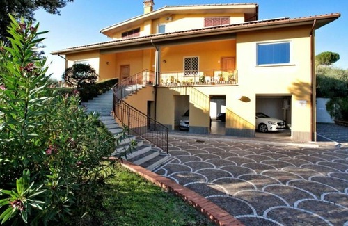 Santa Lucia Villa | Nice apartment in villa for 4 guests with WIFI, TV and parking, close to Rome