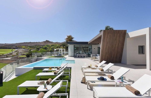 Salobre Villa | Nice apartment in villa for 12 guests with A/C, WIFI, private pool, TV, terrace and pets allowed