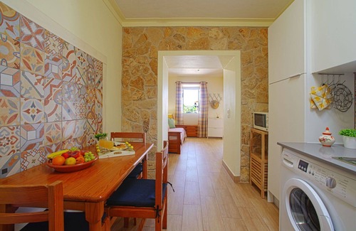 Mem Moniz House | Nice apartment in villa for 3 guests with WIFI, A/C, pool, TV and terrace