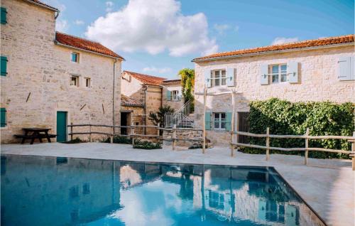 Karlovici Apartment | Nice Apartment In Zminj With Wifi