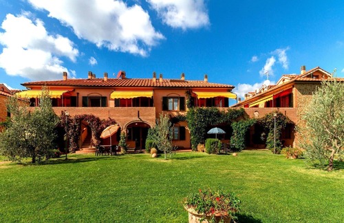 Sughera Apartment | Nice apartment with A/C, WIFI, pool, TV, veranda and panoramic view, close to San Gimignano