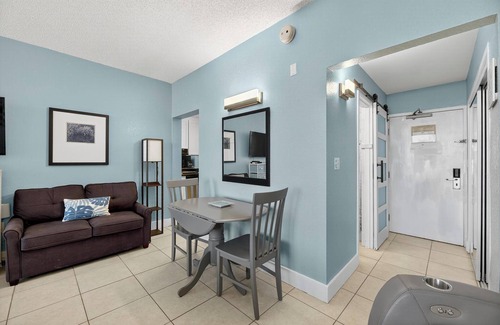 Ruskin Condo | NICE! Great Reviews! Tampa Bay Beach condo with FULL kitchen, Veteran owned
