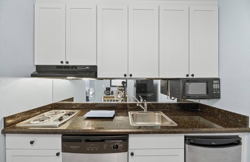 Ruskin Condo | NICE! Great Reviews! Tampa Bay Beach condo with FULL kitchen, Veteran owned