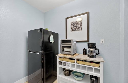 Ruskin Condo | NICE! Great Reviews! Tampa Bay Beach condo with FULL kitchen, Veteran owned